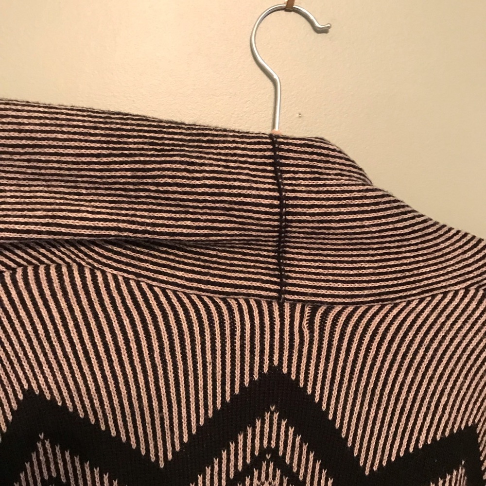 Old Navy Sweater Black & Cream Aztec Pattern SizeM - Picture 7 of 7